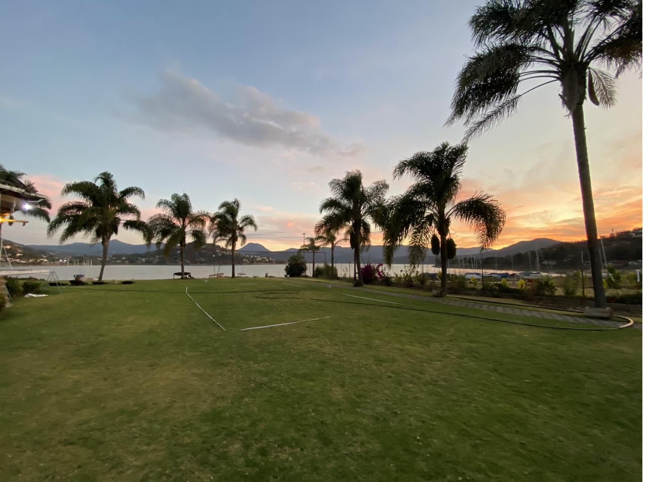 Evento privado en los jardines de Marina Kon-Tiki frente al lago