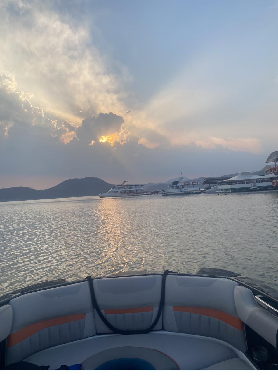 Paseo privado en lancha con capitán por el lago de Valle de Bravo