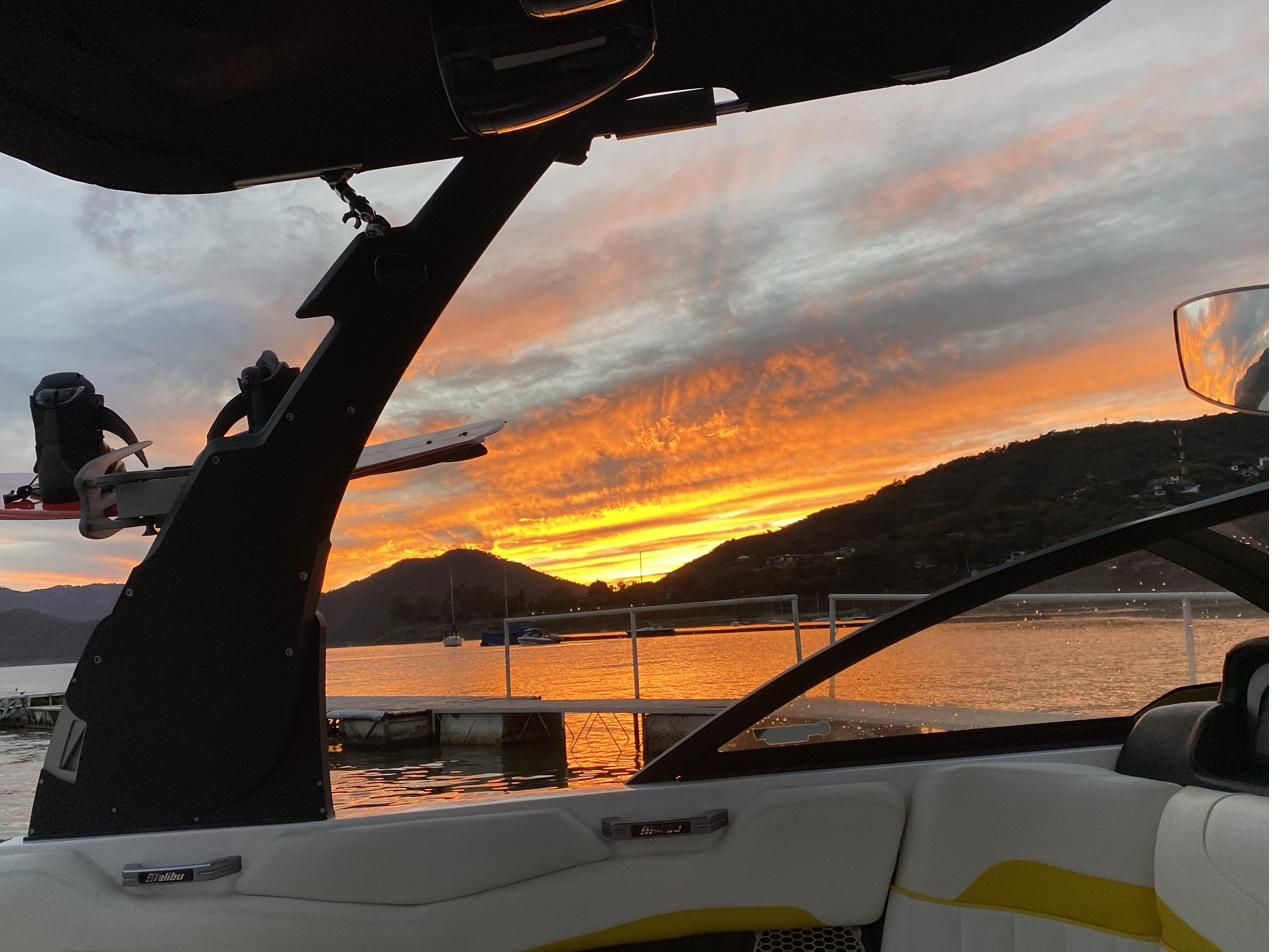 Muelle de Marina Kon-Tiki al atardecer en el lago de Valle de Bravo